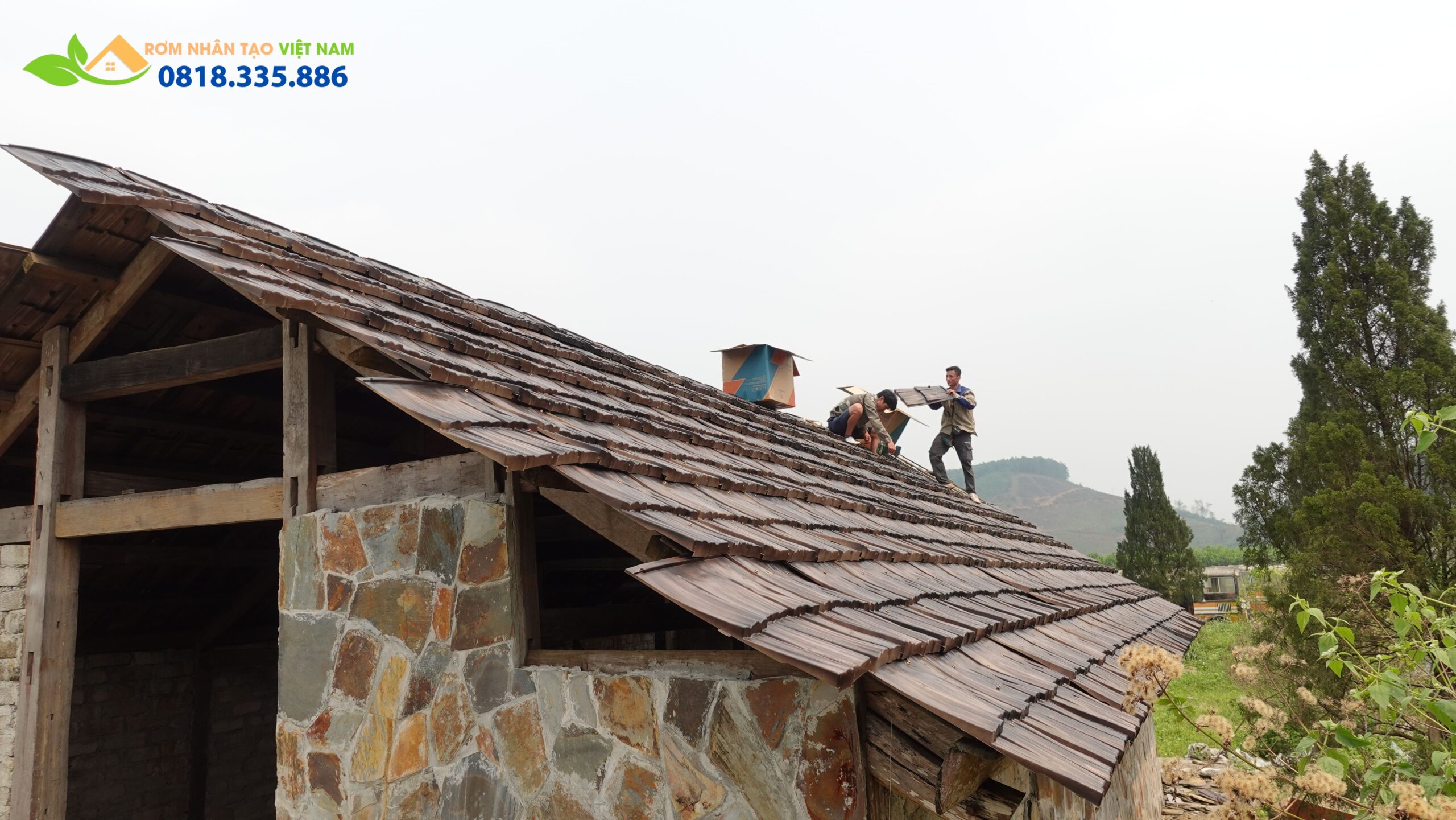 Mái pơ mu nhân tạo hoàn thiện cho homestay sân vườn